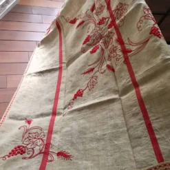 Nappe brodée tissu ancien 131 x 156 cm