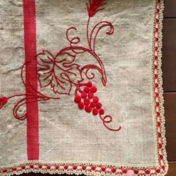 Nappe brodée tissu ancien 131 x 156 cm