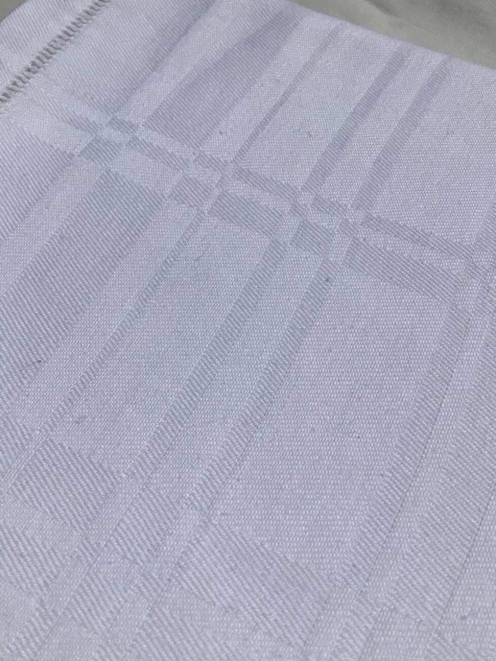 Nappe carrée brodée JB coton damassé carrés