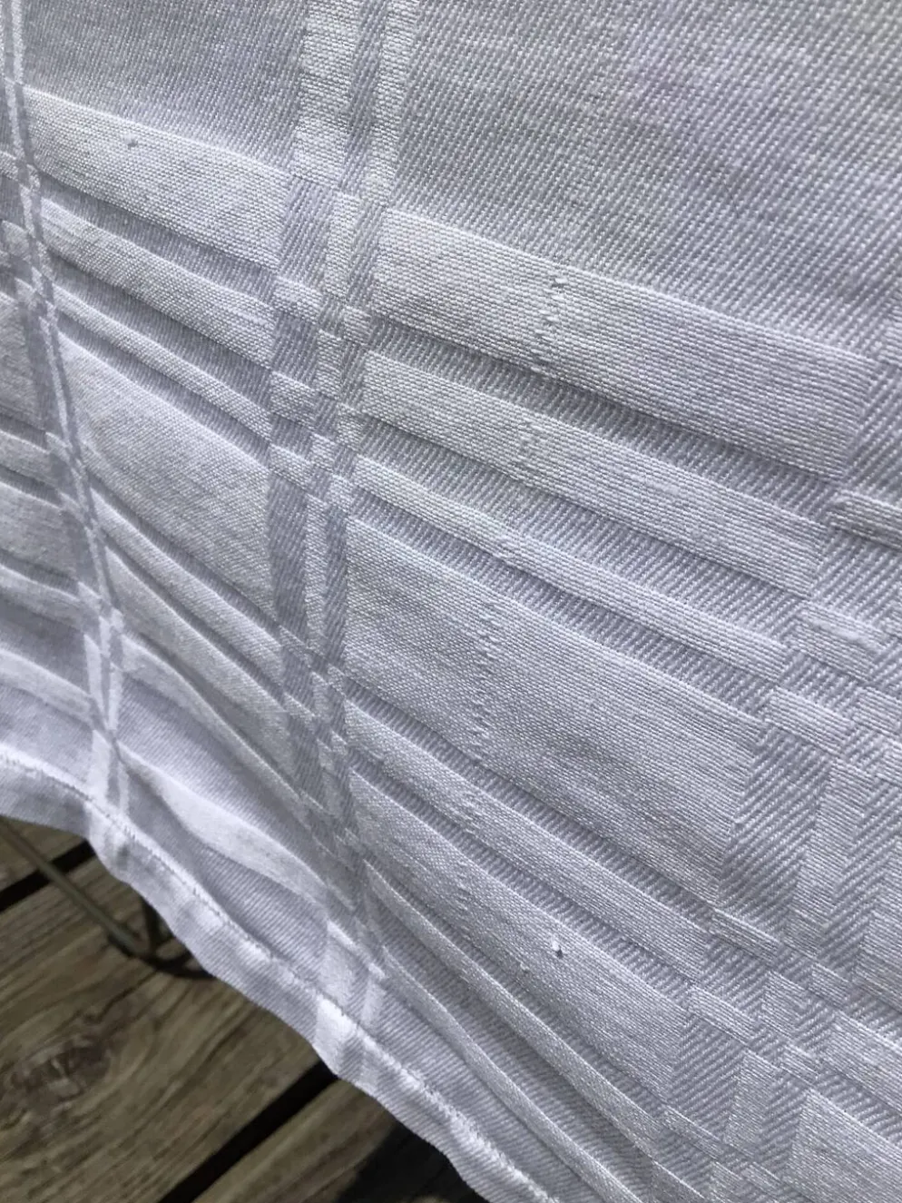 Nappe carrée brodée JB coton damassé carrés