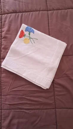Nappe carrée vintage en lin brodée main à motifs floraux — Années 50/6