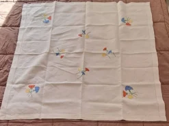 Nappe carrée vintage en lin brodée main à motifs floraux — Années 50/6