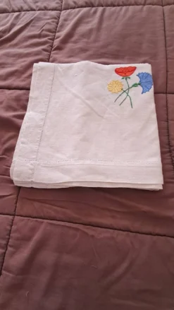 Nappe carrée vintage en lin brodée main à motifs floraux — Années 50/6
