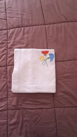 Nappe carrée vintage en lin brodée main à motifs floraux — Années 50/6