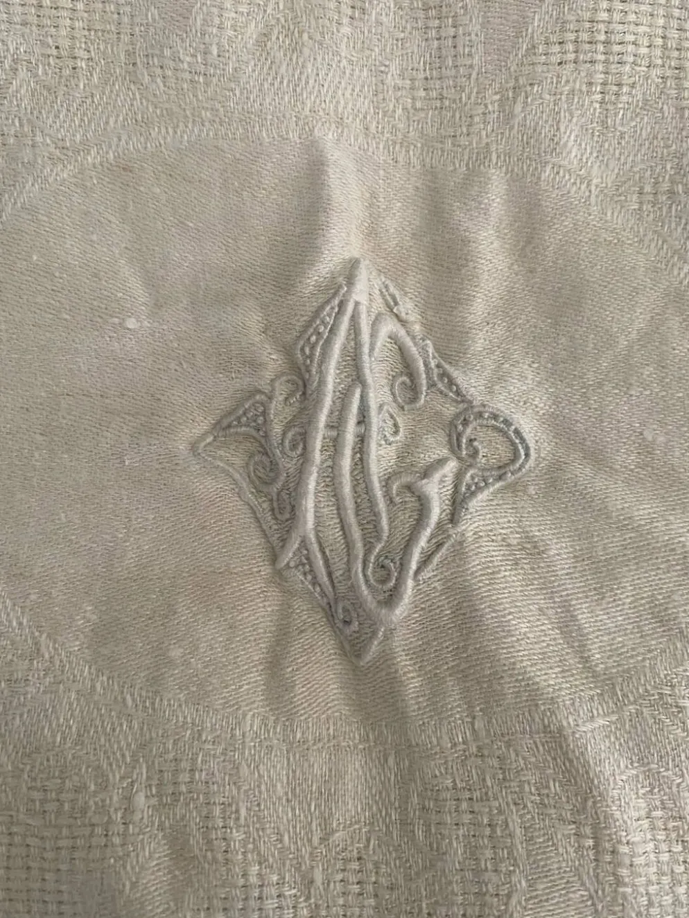 Nappe coton damassé fleuri monogramme central AC.