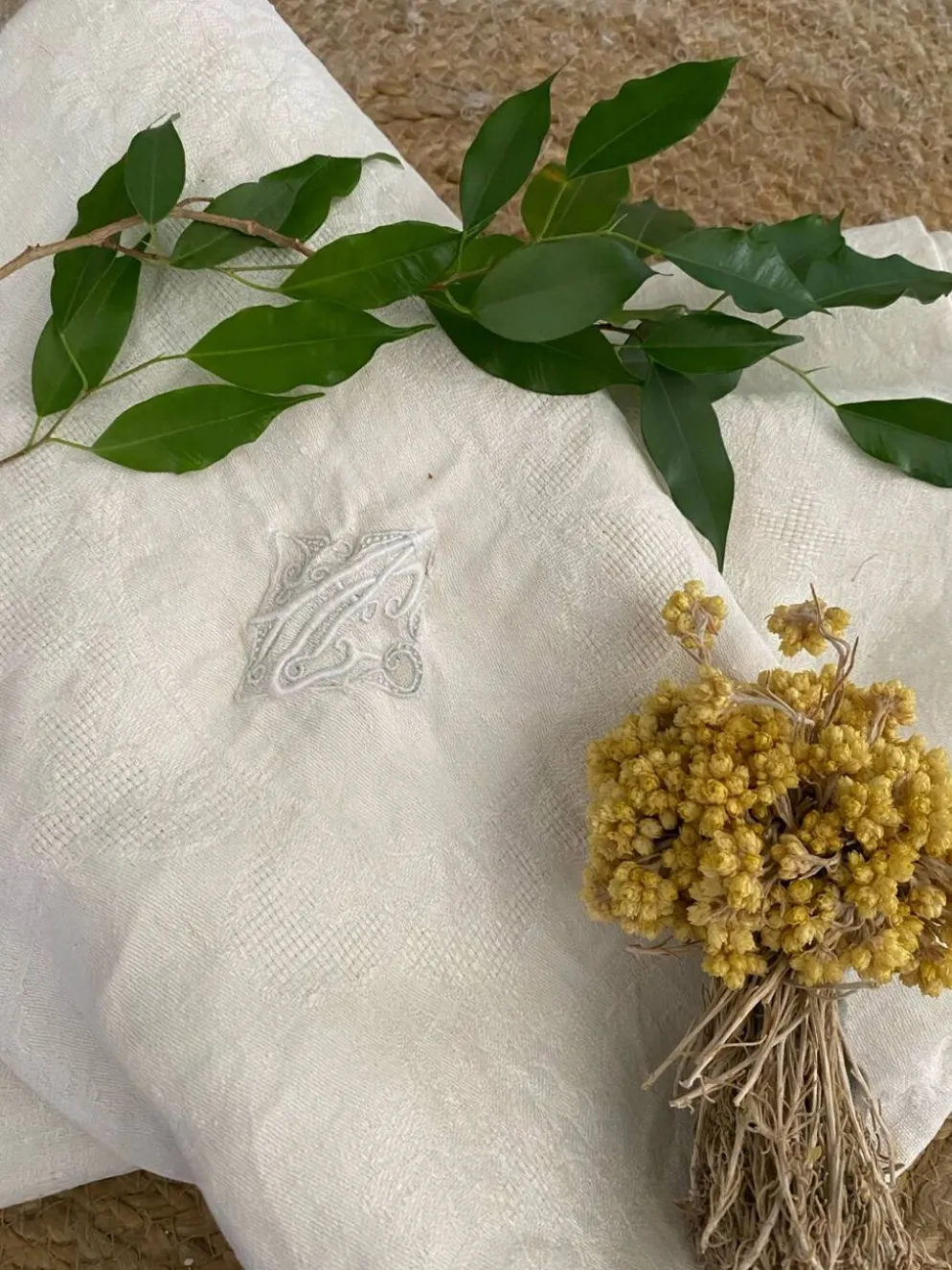 Nappe coton damassé fleuri monogramme central AC.