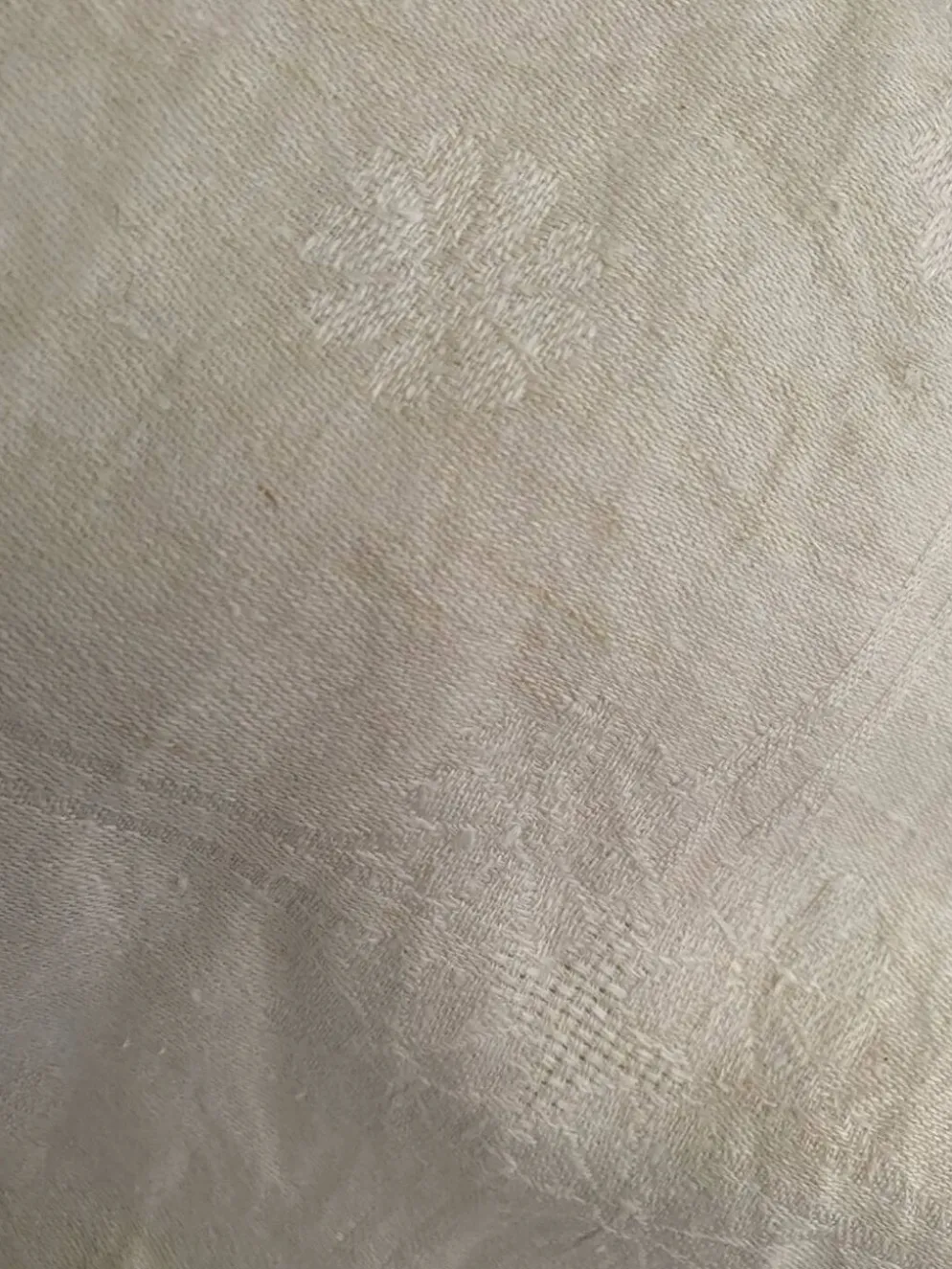 Nappe coton damassé fleuri monogramme central AC.