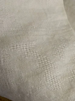 Nappe coton damassé fleuri monogramme central AC.