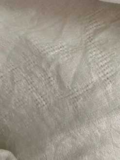Nappe coton damassé fleuri monogramme central AC.