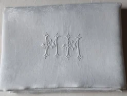 Nappe damassée ancienne monogrammée MM