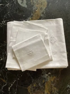 Nappe damassée avec 6 serviettes dimension : hauteur -225cm- largeur -158cm-