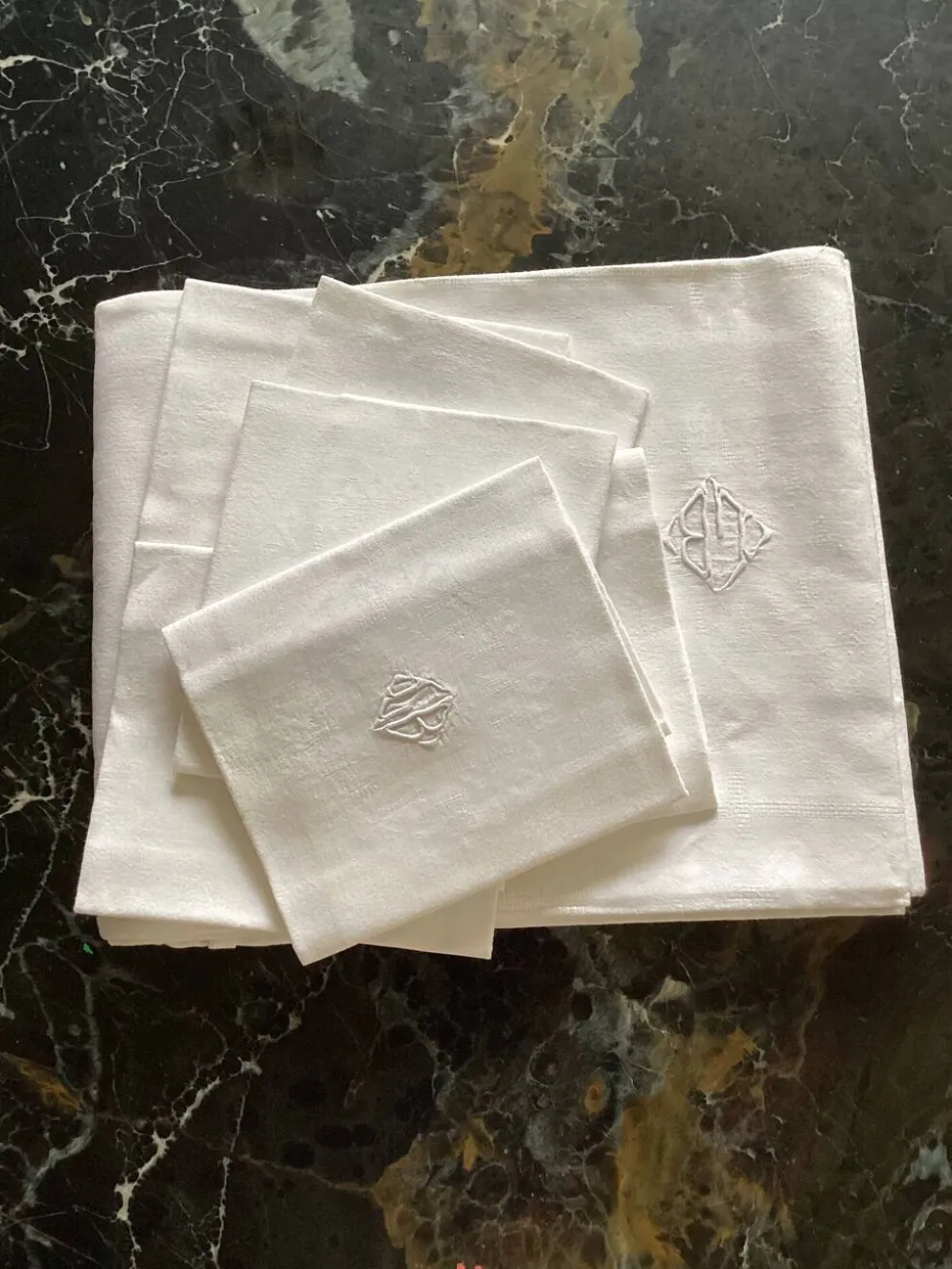Nappe damassée avec 6 serviettes dimension : hauteur -225cm- largeur -158cm-