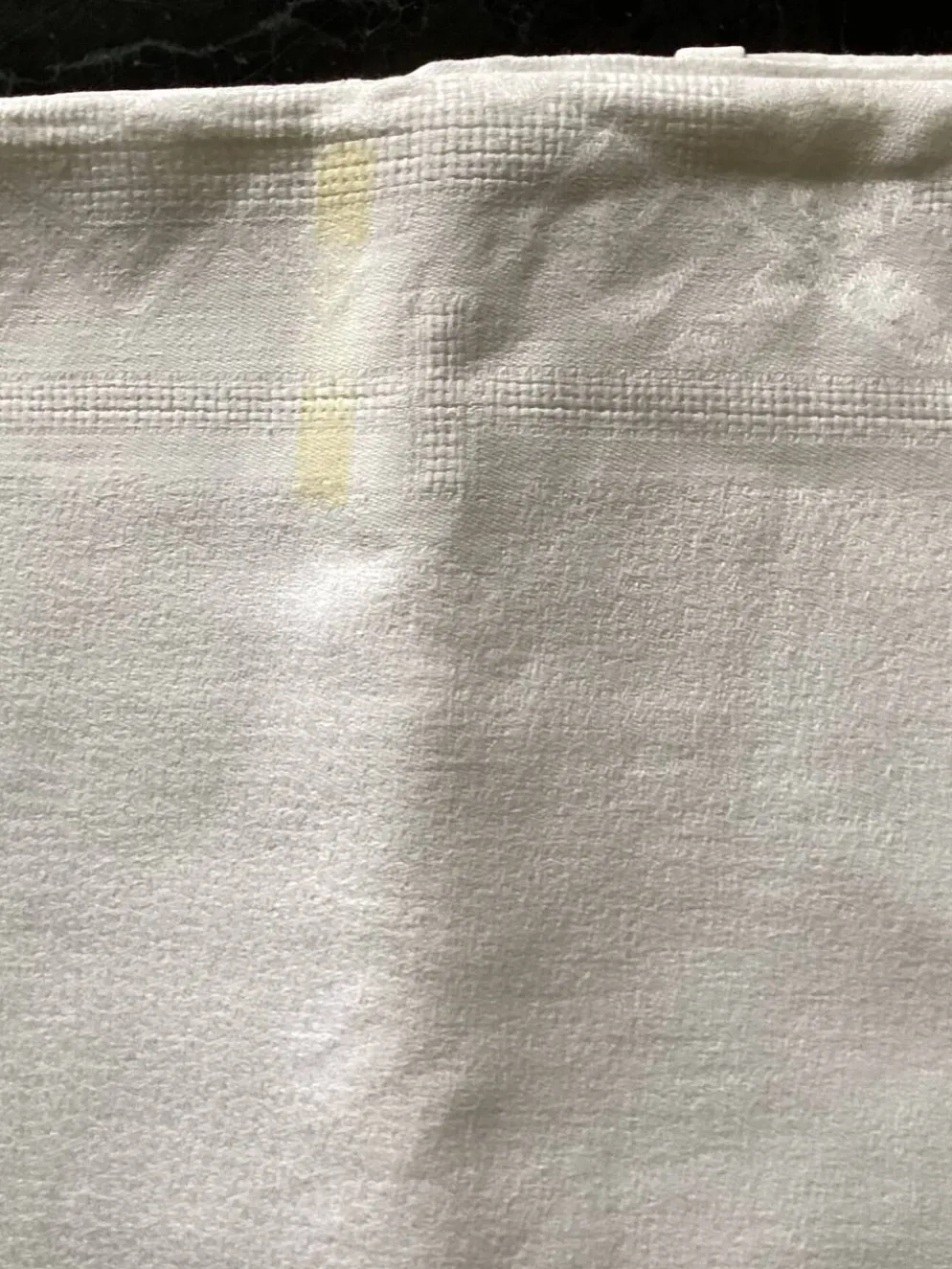 Nappe damassée avec 6 serviettes dimension : hauteur -225cm- largeur -158cm-
