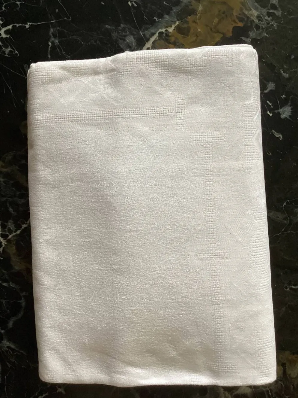Nappe damassée avec 6 serviettes dimension : hauteur -225cm- largeur -158cm-