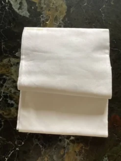 Nappe damassée avec 6 serviettes dimension : hauteur -225cm- largeur -158cm-