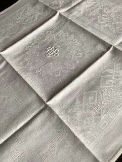 Nappe damassée avec 6 serviettes dimension : hauteur -225cm- largeur -158cm-