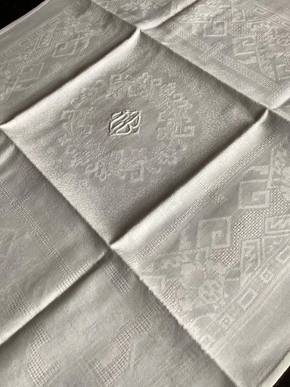 Nappe damassée avec 6 serviettes dimension : hauteur -225cm- largeur -158cm-