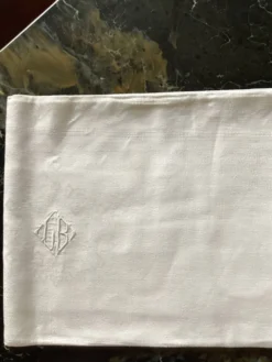 Nappe damassée avec 6 serviettes dimension : hauteur -225cm- largeur -158cm-