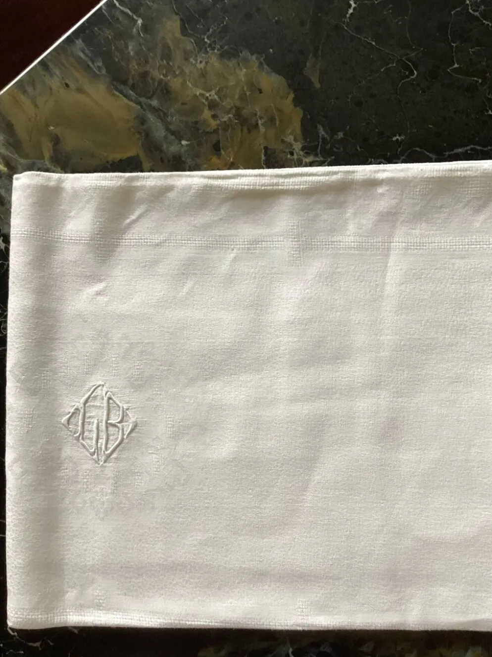 Nappe damassée avec 6 serviettes dimension : hauteur -225cm- largeur -158cm-