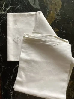 Nappe damassée avec 6 serviettes dimension : hauteur -225cm- largeur -158cm-