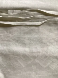 Nappe damassée avec 6 serviettes dimension : hauteur -225cm- largeur -158cm-