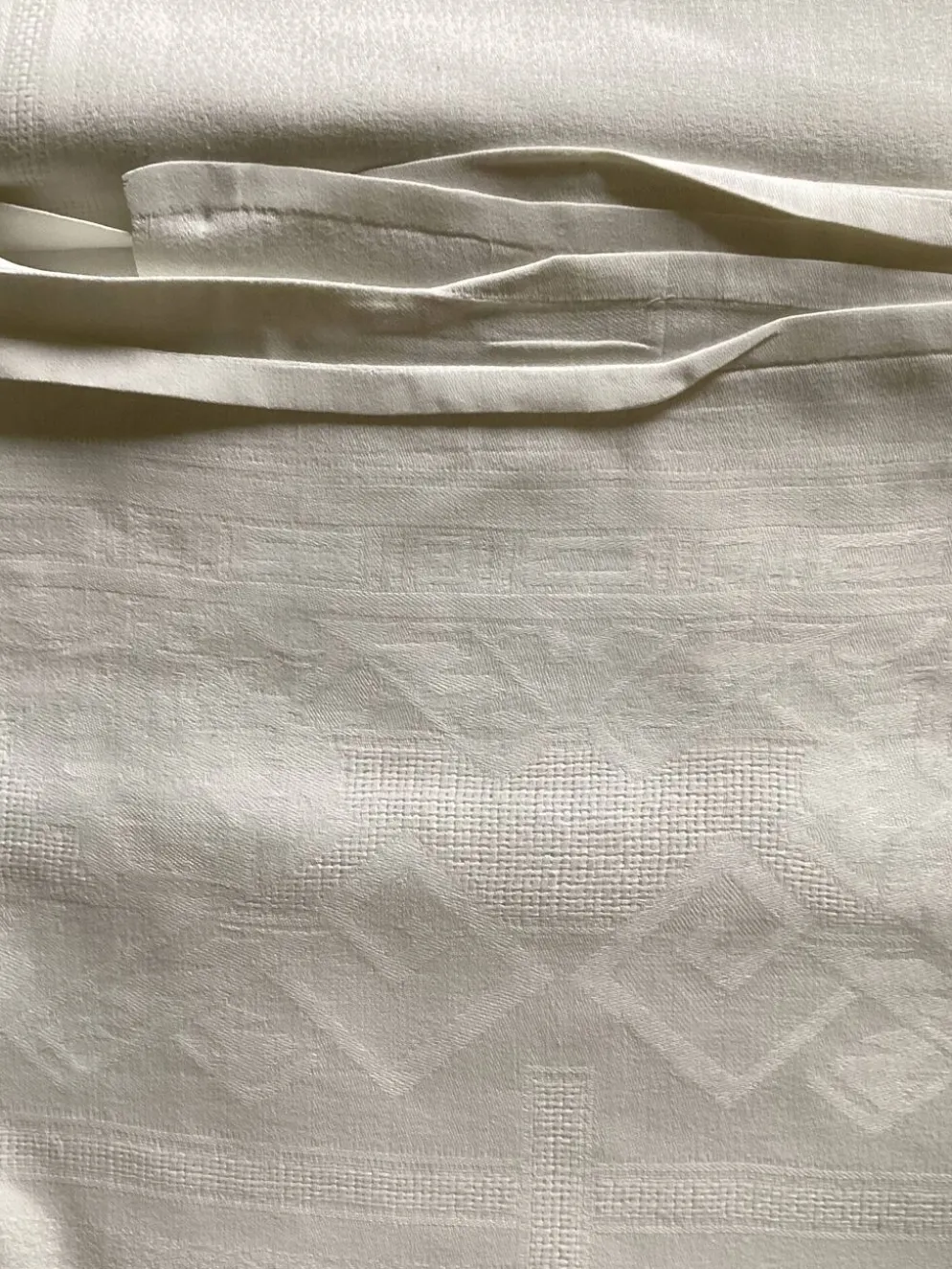 Nappe damassée avec 6 serviettes dimension : hauteur -225cm- largeur -158cm-