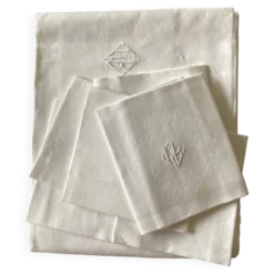 Nappe damassée avec 6 serviettes dimension : hauteur -225cm- largeur -158cm-