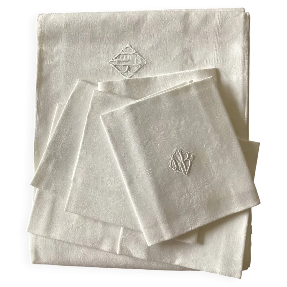 Nappe damassée avec 6 serviettes dimension : hauteur -225cm- largeur -158cm-