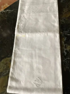 Nappe damassée avec 6 serviettes dimension : hauteur -225cm- largeur -158cm-