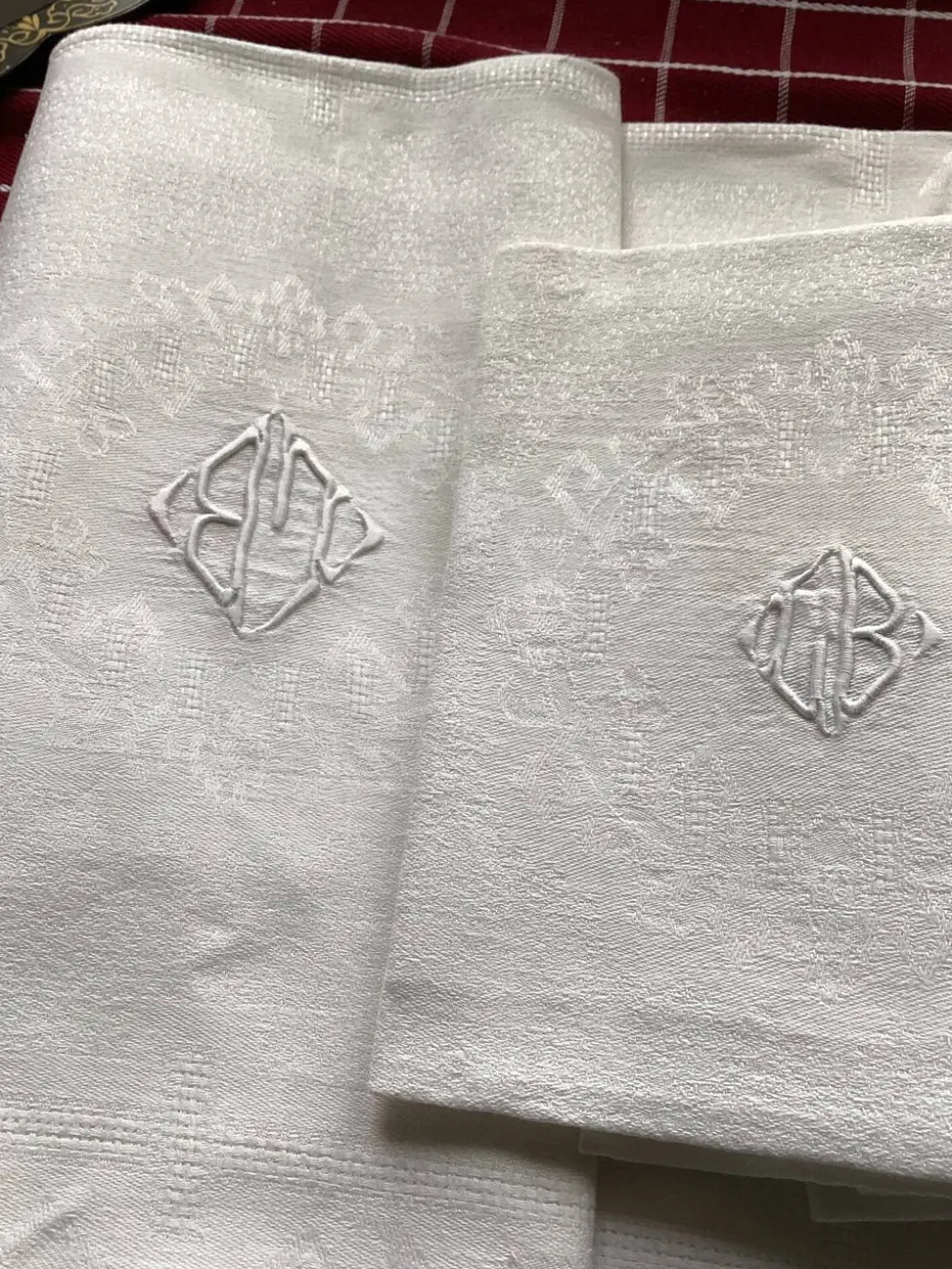 Nappe damassée avec 6 serviettes dimension : hauteur -225cm- largeur -158cm-