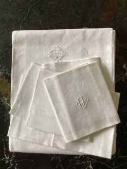 Nappe damassée avec 6 serviettes dimension : hauteur -225cm- largeur -158cm-
