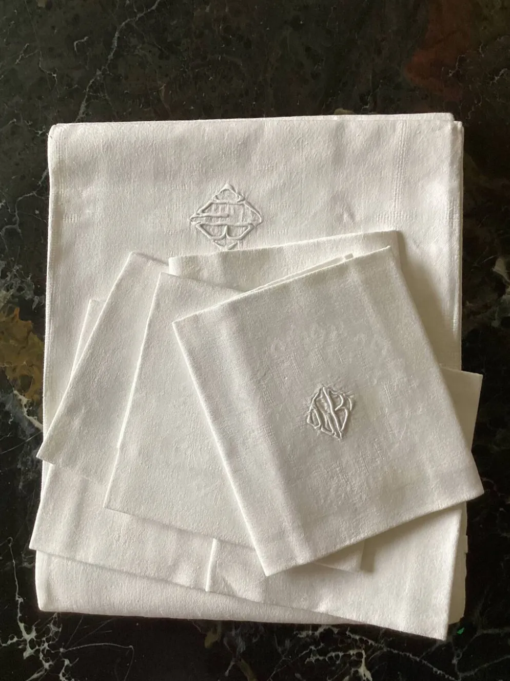 Nappe damassée avec 6 serviettes dimension : hauteur -225cm- largeur -158cm-