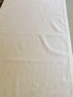Nappe damassée 160 x 130 motif rectangle