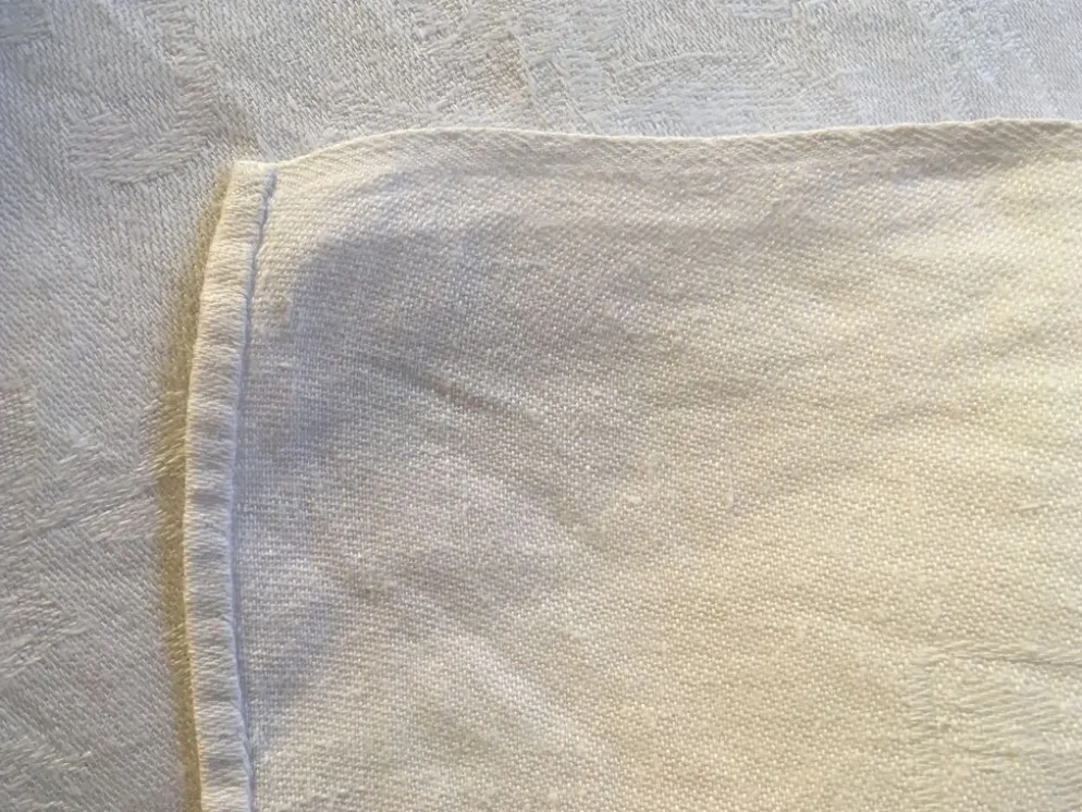 Nappe damassée 175 x 200 volutes et fleurs