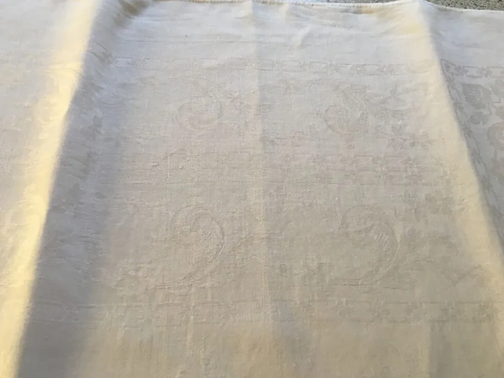 Nappe damassée 175 x 200 volutes et fleurs