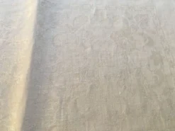 Nappe damassée 175 x 200 volutes et fleurs