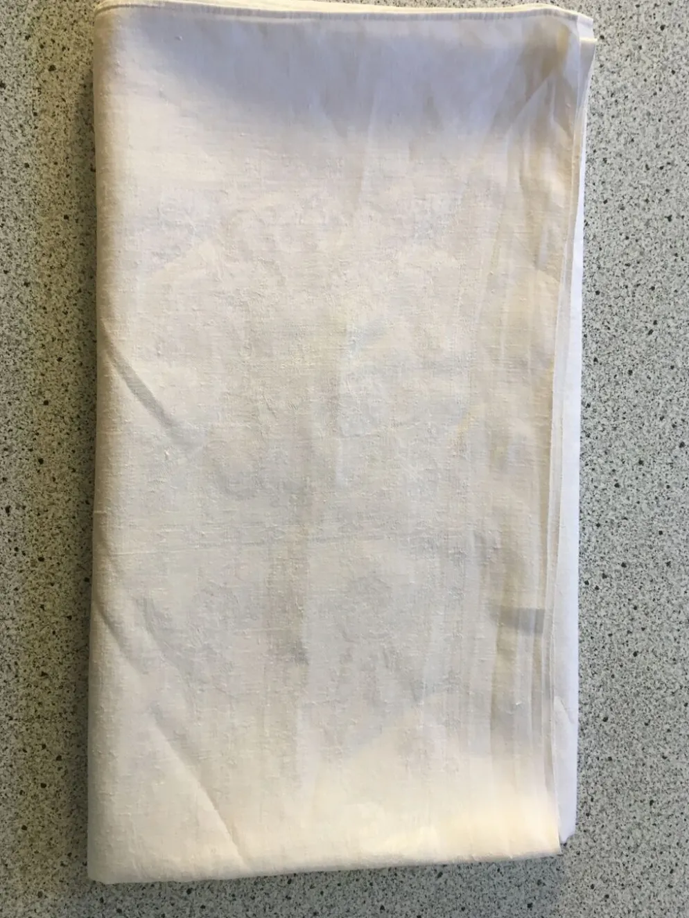 Nappe damassée 175 x 200 volutes et fleurs