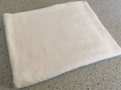 Nappe damassée 130 X 225 volutes et motifs ajourés