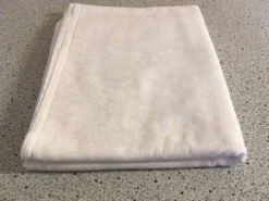 Nappe damassée 130 X 225 volutes et motifs ajourés