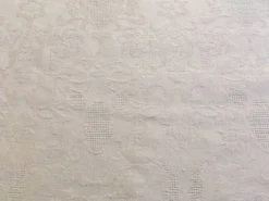Nappe damassée 130 X 225 volutes et motifs ajourés
