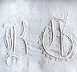 Nappe d'appoint damassée monogrammée "bg" 87 x 74 cm