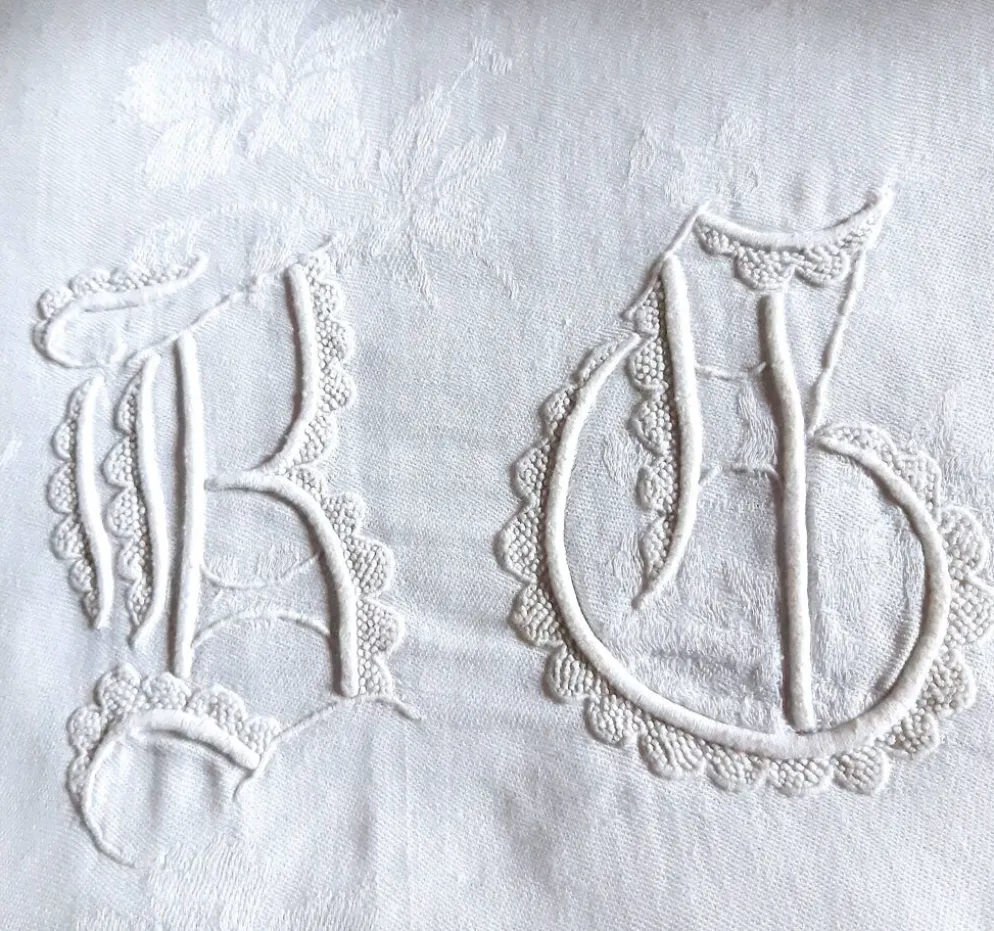 Nappe d'appoint damassée monogrammée "bg" 87 x 74 cm