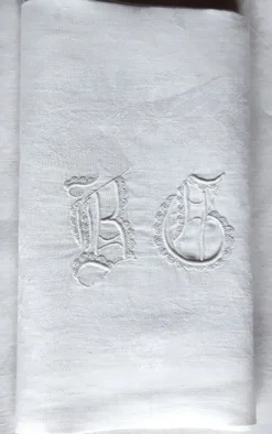 Nappe d'appoint damassée monogrammée