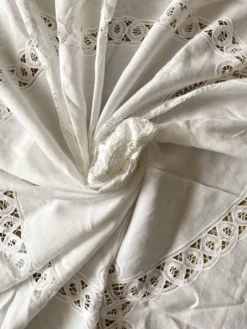 Nappe en coton blanc brodé et ajouré