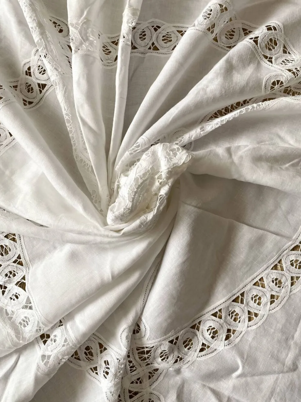 Nappe en coton blanc brodé et ajouré