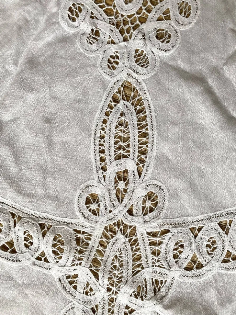 Nappe en coton blanc brodé et ajouré