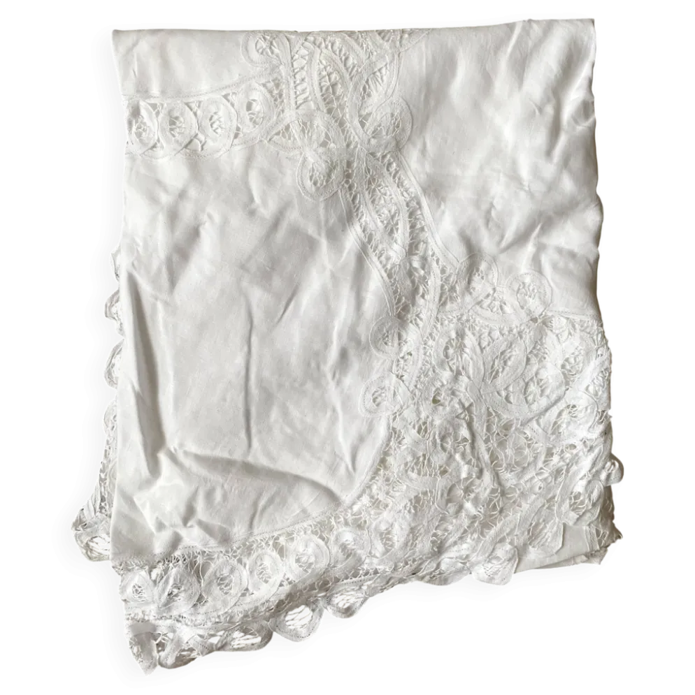 Nappe en coton blanc brodé et ajouré