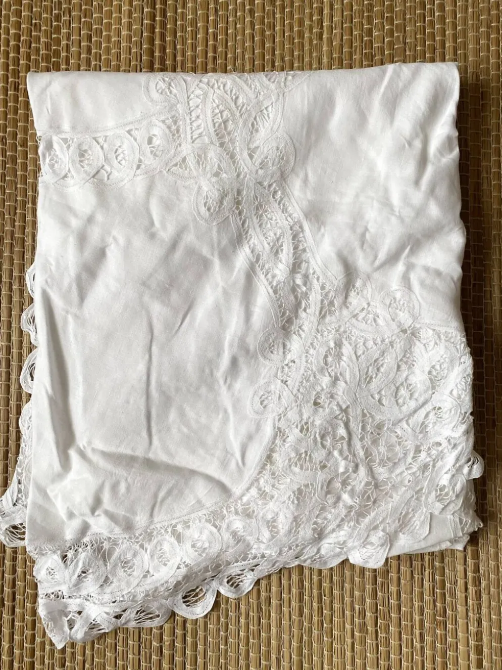 Nappe en coton blanc brodé et ajouré