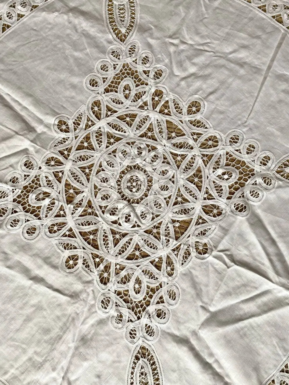 Nappe en coton blanc brodé et ajouré