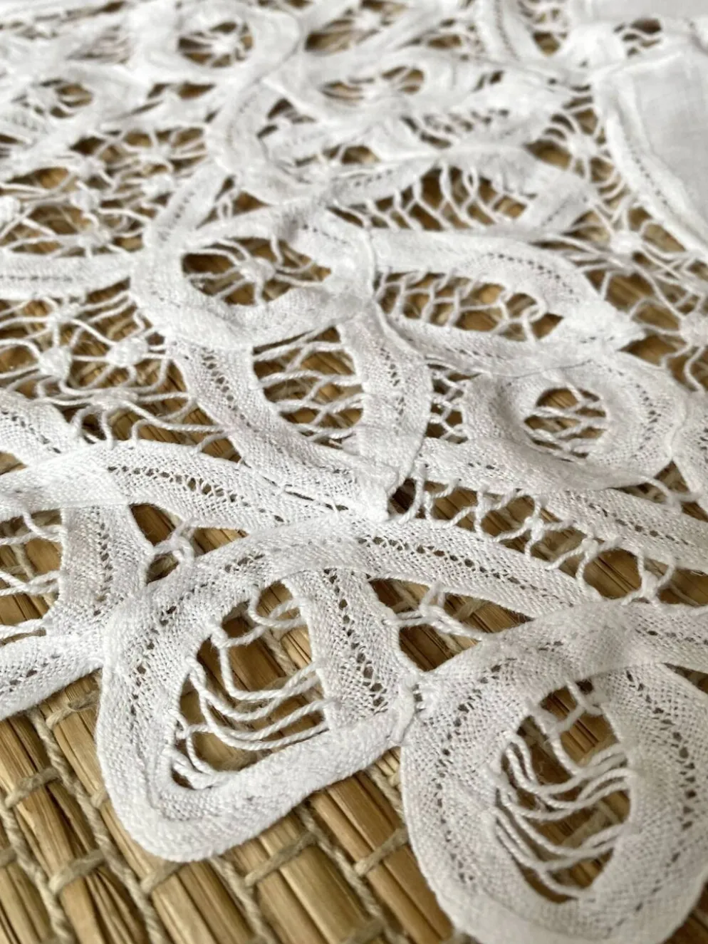 Nappe en coton blanc brodé et ajouré